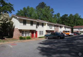 Building Photo - The Oaks