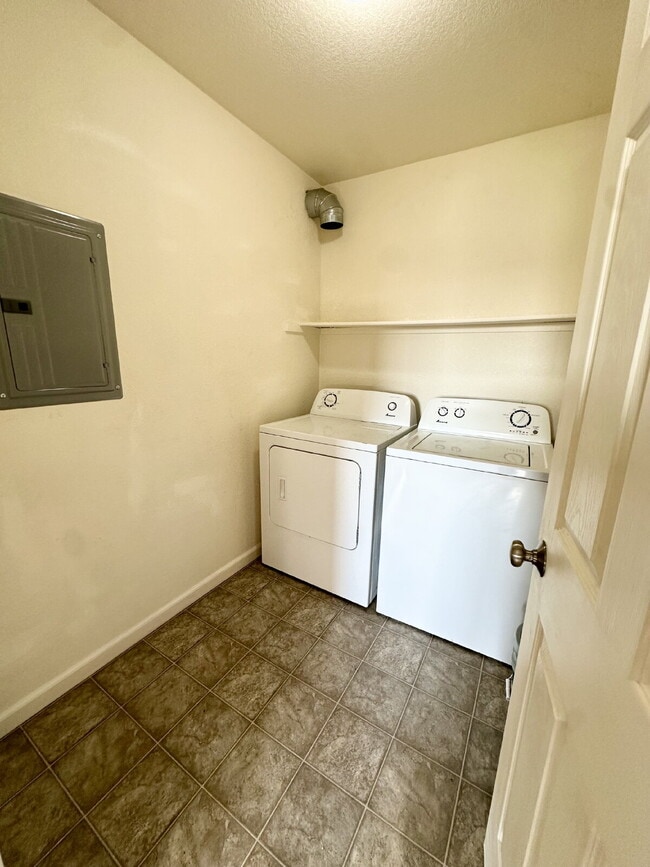 Building Photo - 204 Abby Rd