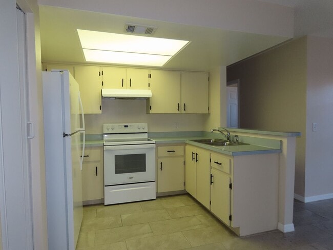 Building Photo - Clermont 2/2 Duplex with Lakeview