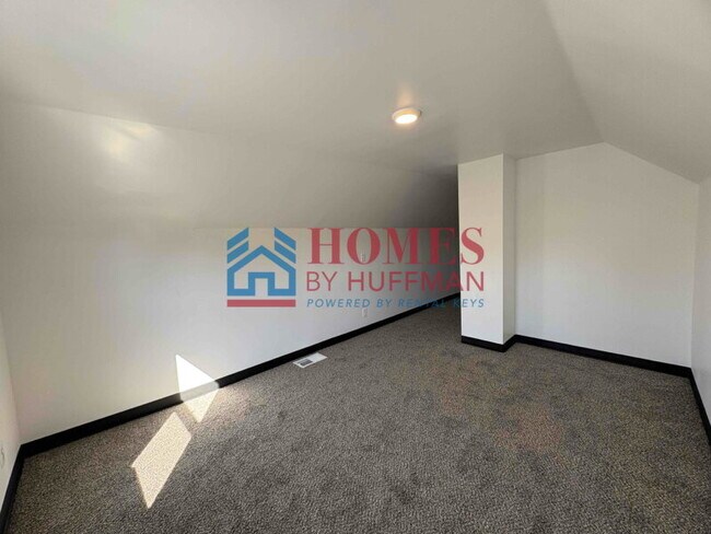 Building Photo - Three Bedroom House | Move in Special