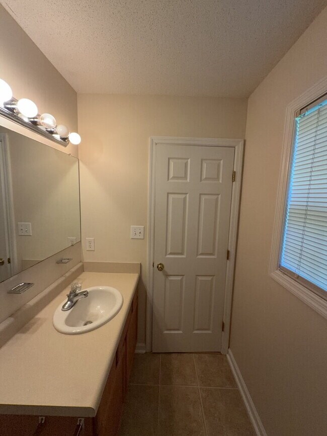 Building Photo - Charming 3 Bedroom, 2 Bath Home in Hubert-132 Daphne Drive