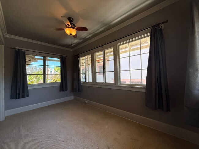 Building Photo - Fabulous Bankers Hill location 3 Bedroom Top-floor duplex unit