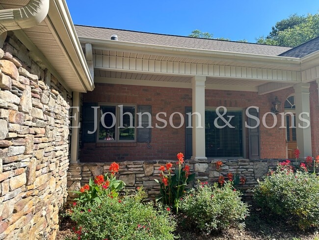 Building Photo - Gorgeous Three Bedroom in Tobaccoville- Mu...