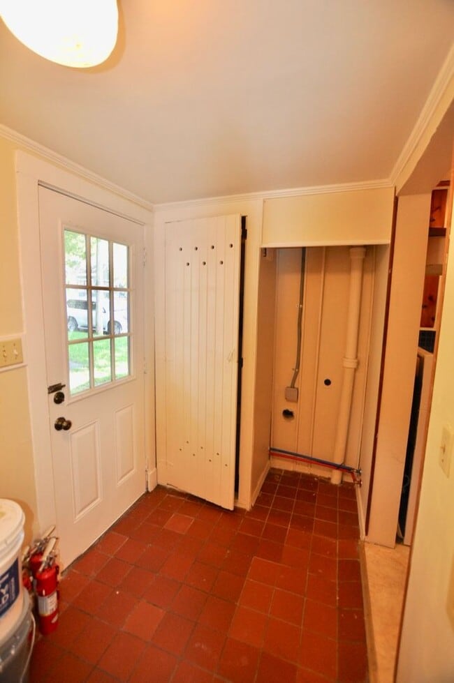 Building Photo - FOR LEASE! 3 BR - 1 BA - 1 Car Garage - 1,...