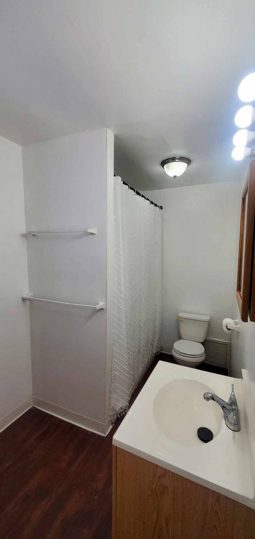 Building Photo - Charming 2-Bedroom Property in Prime Location