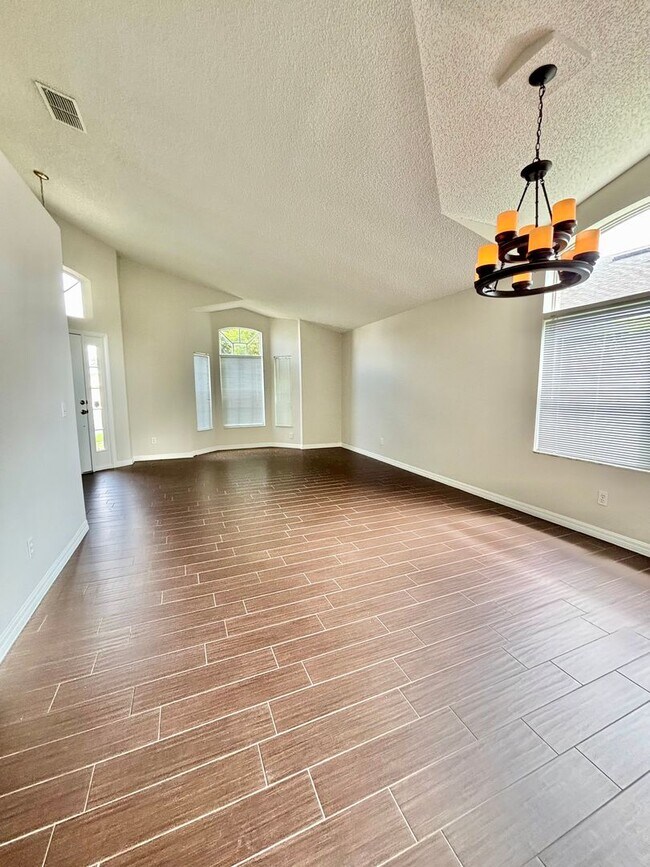 Building Photo - Ready to Move in!! Must See! Lake Mary Com...