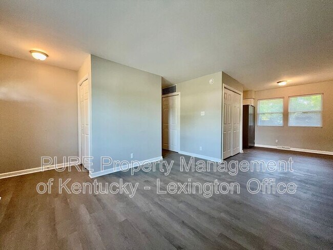 Building Photo - 2408 Shandon Dr