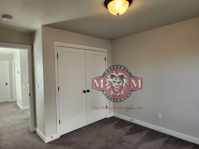 Building Photo - Great 3 Bd 2 Ba Townhome 2 Car Garage