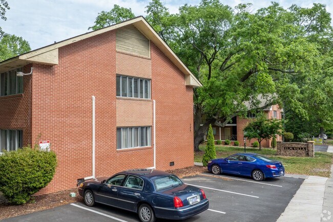 Building Photo - 206 S Elm St