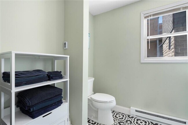 Building Photo - 492 Thames St