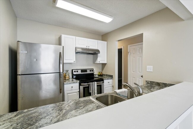 Building Photo - Updated 2 Bedroom 2 Bath Condo Near Fort Eustis and Williamsburg