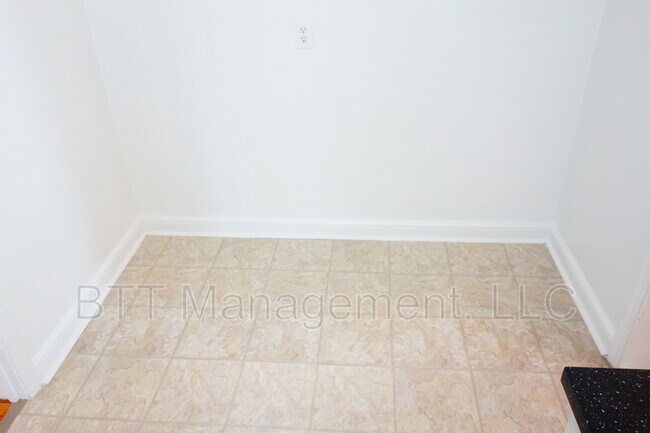 Building Photo - 812 Greenwood Cir