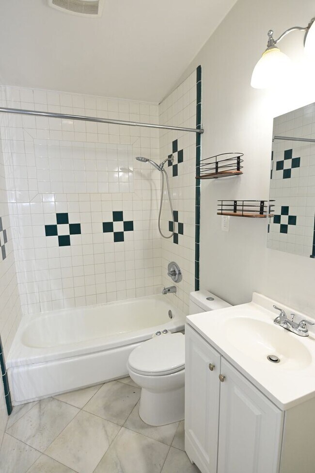 Building Photo - 1935 Jackson St