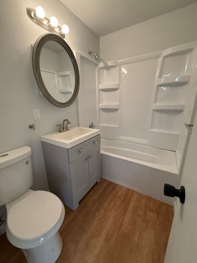 Building Photo - 3 Bedroom Home - 3 Car Garage