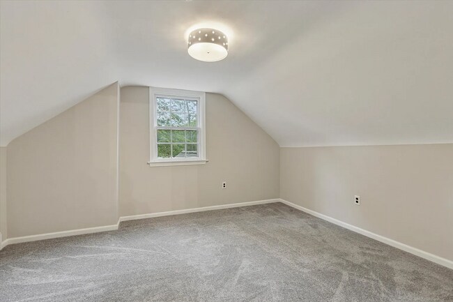 Building Photo - 6 Bedroom/3 Bathroom Available in Wayne!