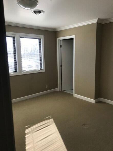 Building Photo - 970 S Hebron Ave
