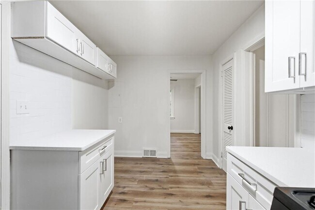 Building Photo - 2801 Mitchell Dr