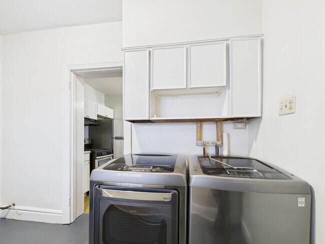 Building Photo - 735 N George St