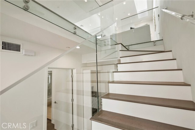 Building Photo - 823 N Fuller Ave