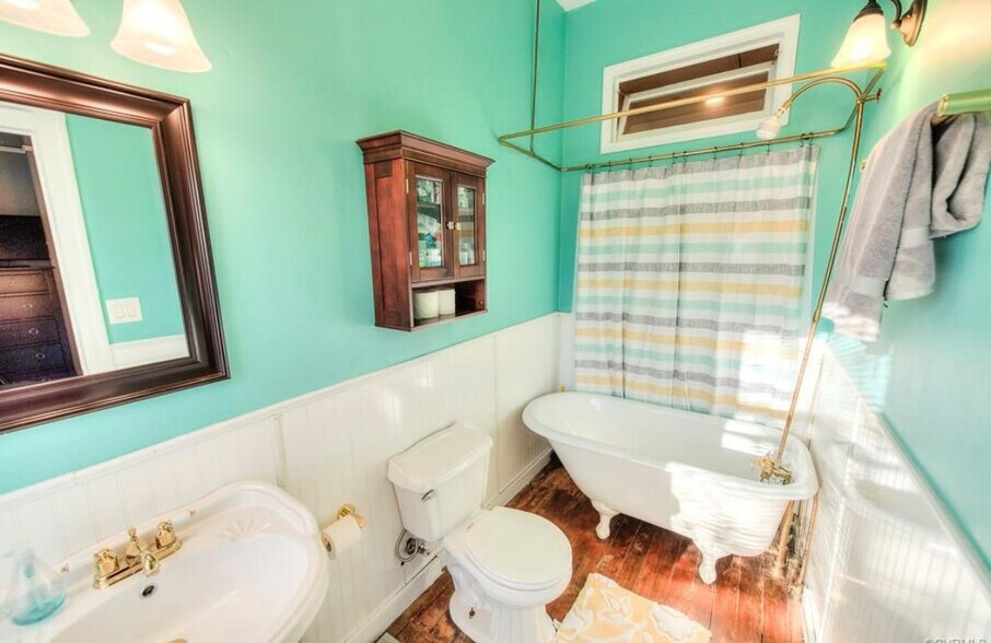 Upstairs bath - 2710 E Grace St