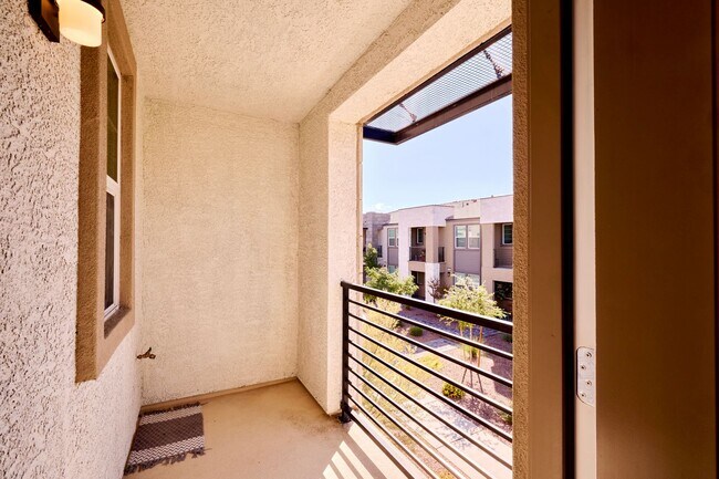 Building Photo - Henderson Townhome for rent