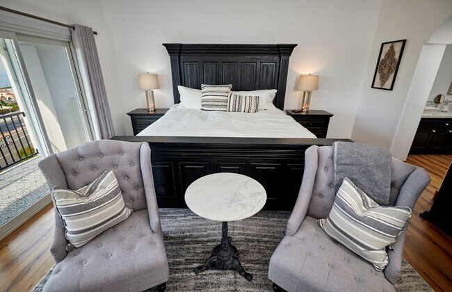 Building Photo - 7080 Via del Mar