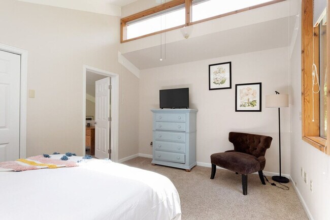 Building Photo - 901 Center St NE