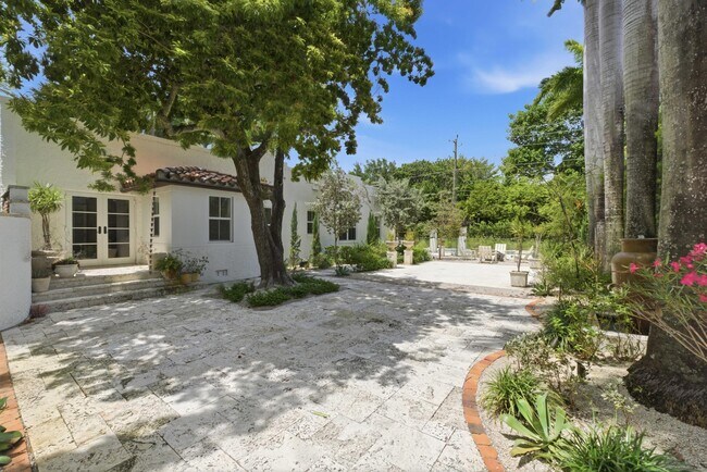 Building Photo - 1615 Monroe St