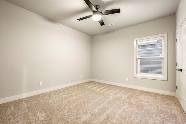 Building Photo - 923 NE Hts Ln