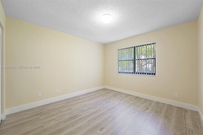 Building Photo - 530 S Park Rd