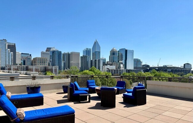 Building Photo - Upscale 2 bedroom/2 bathroom Condo in uptown Charlotte, Short Walk to Bank Of America Stadium