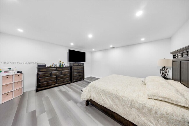 Building Photo - 490 W 33rd Pl