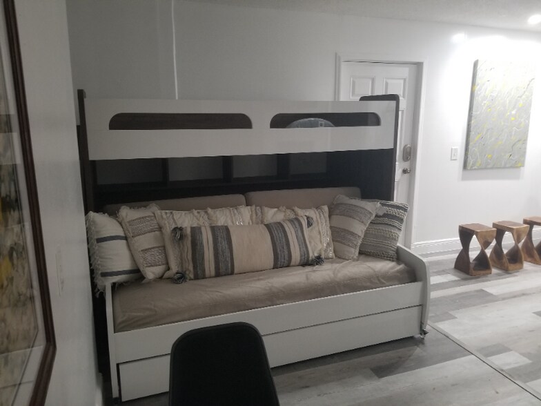 Building Photo - 1585 Maxwell Ln