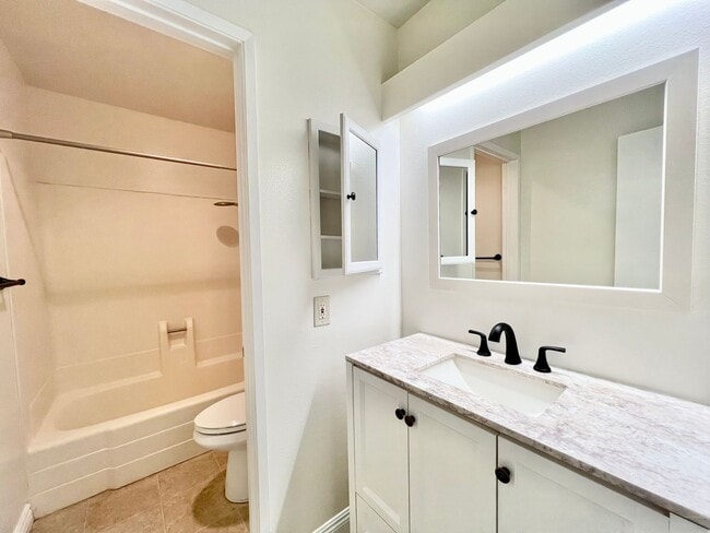Building Photo - Beautiful 3Bd/2Ba In a Great Location!