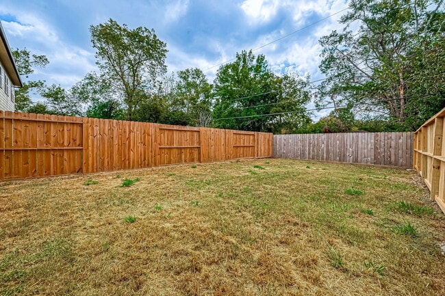 Building Photo - 5530 Hirondel St