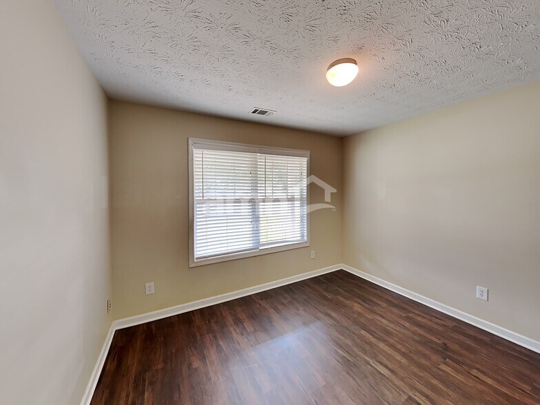 Building Photo - 303 Cole Creek Dr