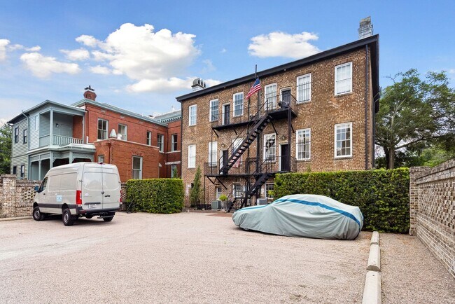 Building Photo - Historic One Bedroom Apartment in Downtown Savannah