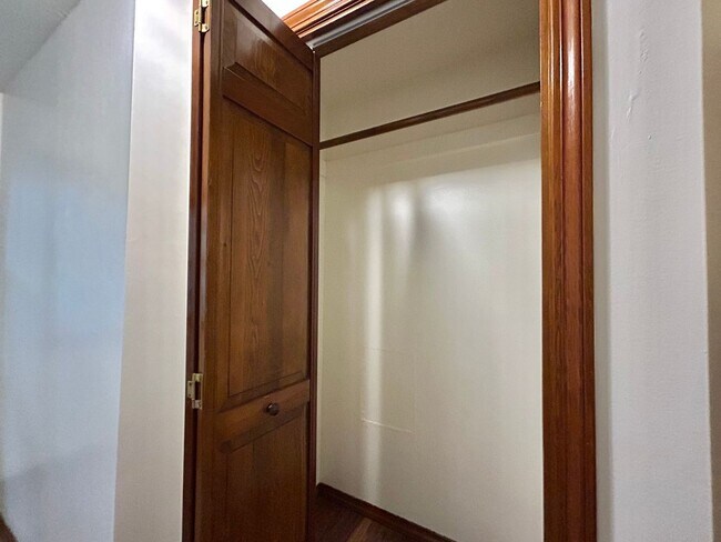 Building Photo - Timeless 5 Bed, 2.5 Bath Home - SW Beaverton