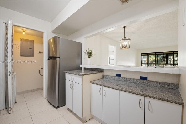 Building Photo - 303 Racquet Club Rd