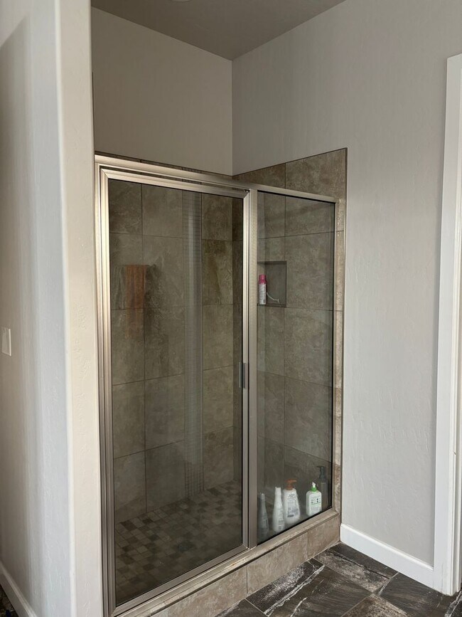 Building Photo - Charming 4 Bedroom 2.5 bath house in a Gat...