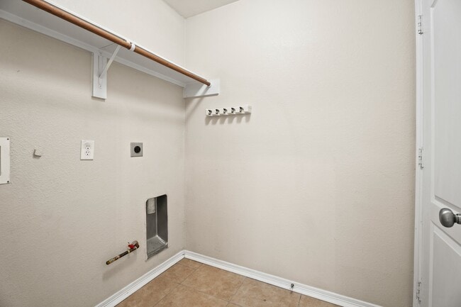 Building Photo - 23 N Golden Oak Dr