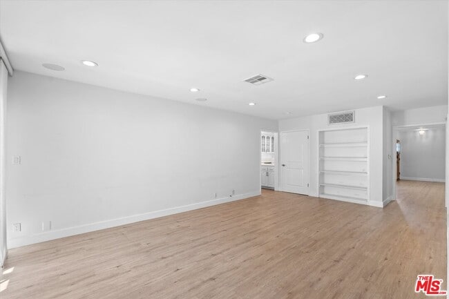 Building Photo - 2809 S Canfield Ave