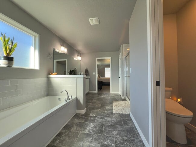 Building Photo - 1816 S Ridgetop Dr