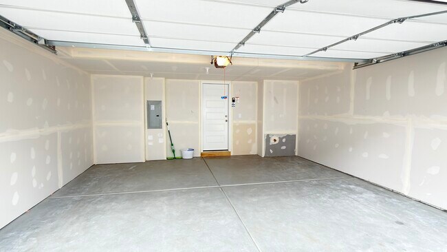 Building Photo - 435 Lakeshore Ct