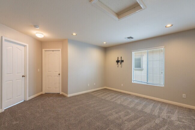 Building Photo - 1057 S Deerfield Ln