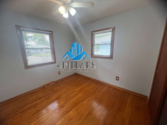 Building Photo - "Charming 3-Bedroom Haven with Finished Basement & Gleaming Hardwood Floors in Hammond!"