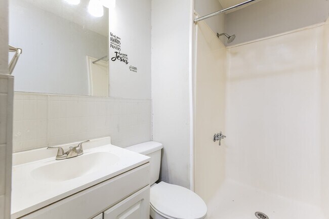 Building Photo - 606 Fleetwood Cir