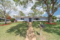 Building Photo - Beautiful 4 bedroom, 2 bathroom in Satellite Beach! NO HOA!!