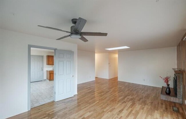 Building Photo - Charming One-Level Home with Private Yard ...