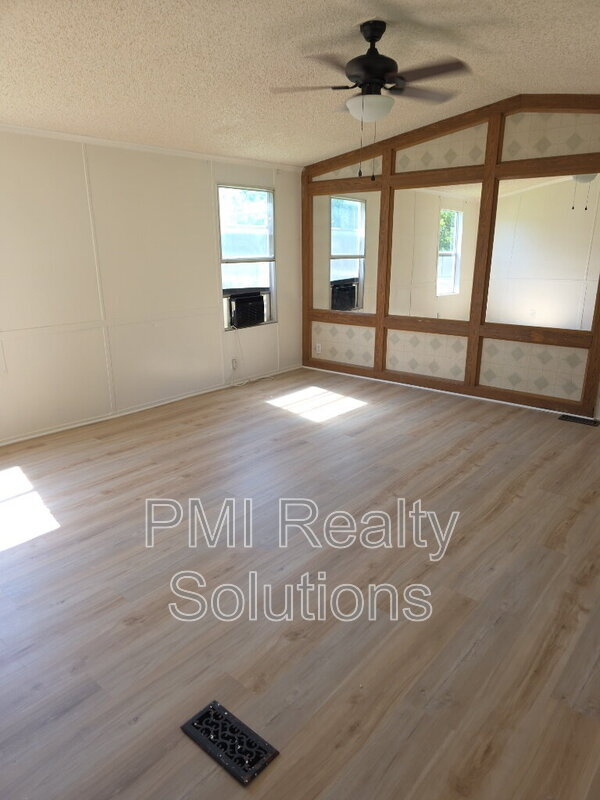 Building Photo - 305 W Dixieland Ave
